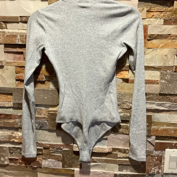 SKIMS Cotton Rib Long Sleeve Henley bodysuit - Picture 3 of 10